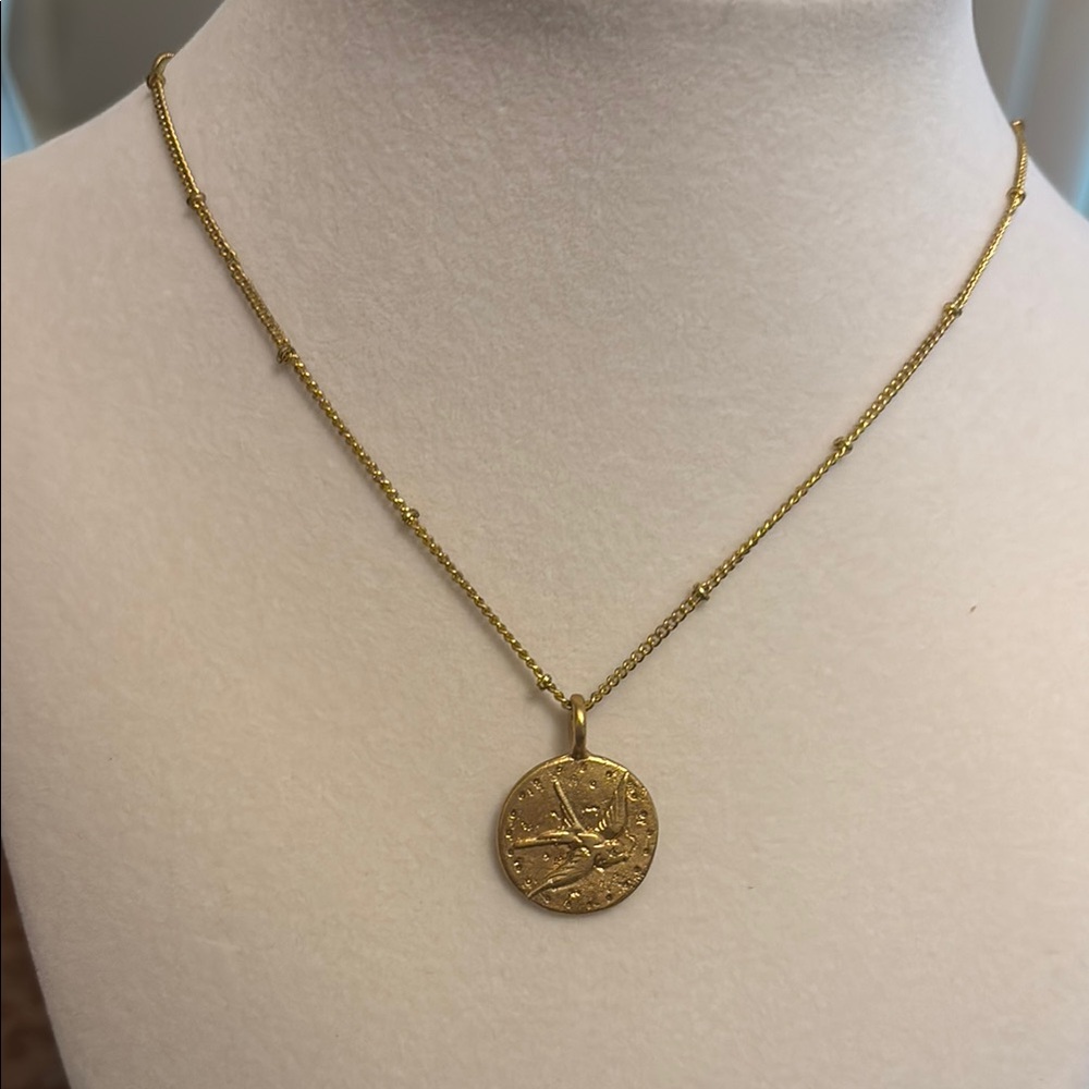 Elegant Gold Pendant Necklace